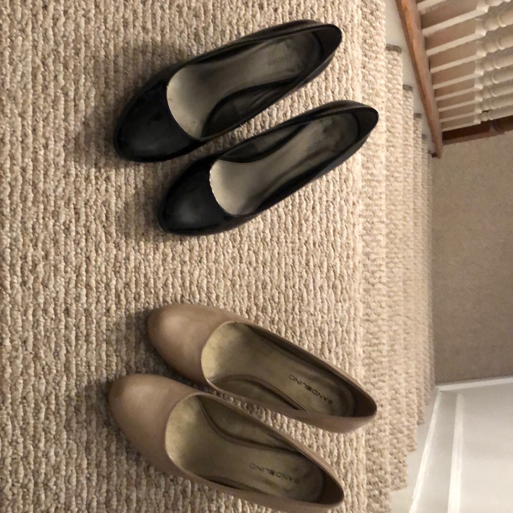 Patent leather kitten heel Bandolino pumps